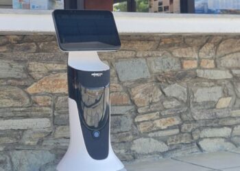 Ρομπότ-ξεναγός που μιλάει 120 γλώσσες ξεναγεί με ΤΝ, τους επισκέπτες στον Δήμο Βόλβης