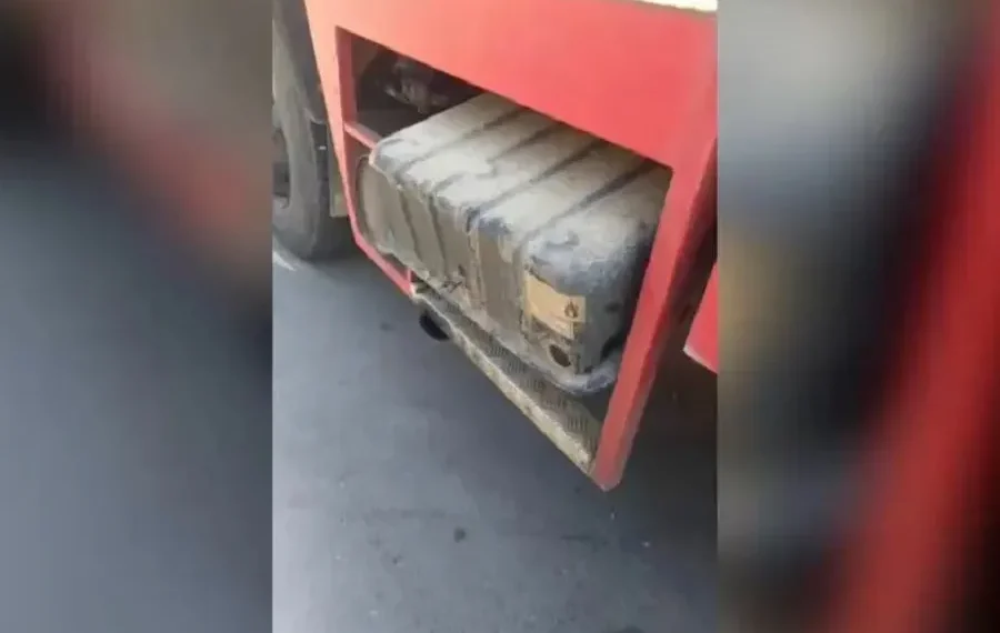 Απίστευτο! «Άρπαξαν» μπαταρία από πυροσβεστικό όχημα!