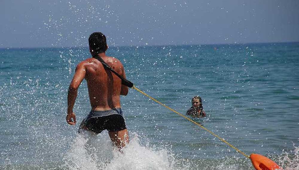 Χανιά: Ναυαγοσώστης έσωσε 5 λουόμενους εκτός υπηρεσίας