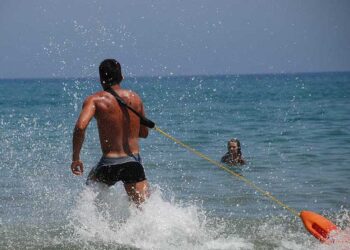 Χανιά: Ναυαγοσώστης έσωσε 5 λουόμενους εκτός υπηρεσίας