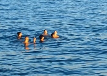 Θεσσαλονίκη: Παρέα νεαρών βούτηξε στον Θερμαϊκό (video)