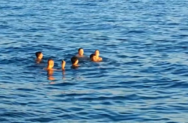 Θεσσαλονίκη: Παρέα νεαρών βούτηξε στον Θερμαϊκό (video)