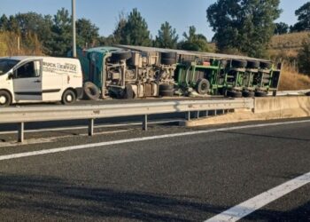 Σιάτιστα: Ανατροπή νταλίκας στον κάθετο άξονα της Εγνατίας οδού