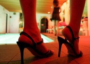 Έλεγχοι της ΔΑΟΕ σε οίκους ανοχής στην Αττική – Σύλληψη 10 ατόμων για παραβίαση σφραγίδων