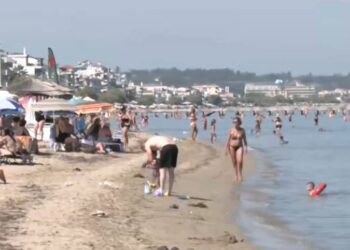 «Βούλιαξε» από Βαλκάνιους τουρίστες η παραλία της Περαίας