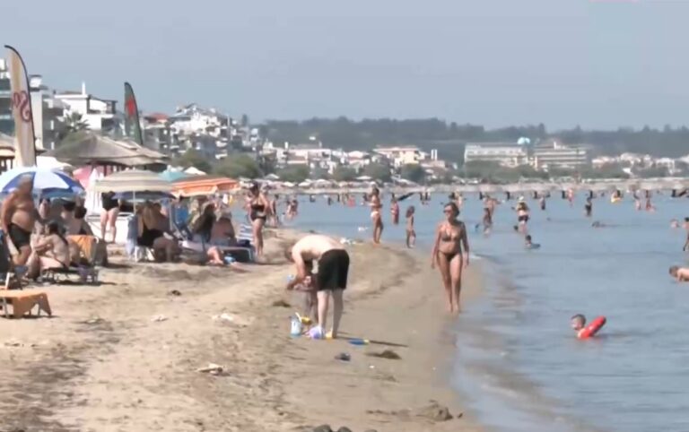 «Βούλιαξε» από Βαλκάνιους τουρίστες η παραλία της Περαίας