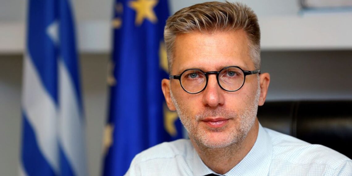 Άκης Σκέρτσος για ΠΑΣΟΚ: «Στατιστική και πολιτική λαθροχειρία με τις διακοπές των Ελλήνων»