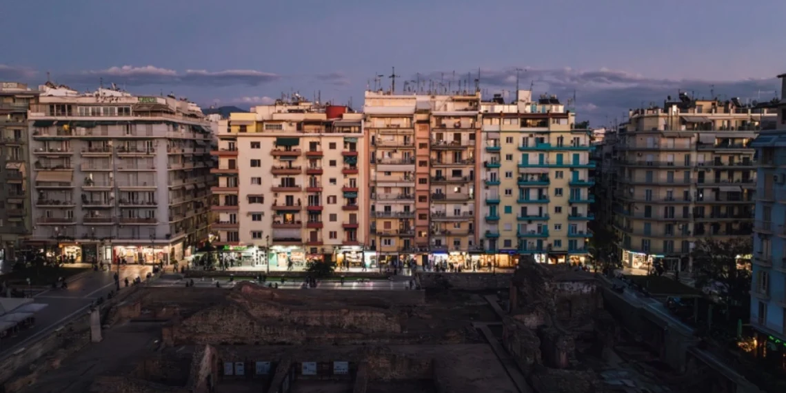 Ολοκληρώθηκαν οι εργασίες ηλεκτροφωτισμού στην πλατεία Ναυαρίνου