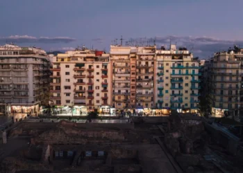 Ολοκληρώθηκαν οι εργασίες ηλεκτροφωτισμού στην πλατεία Ναυαρίνου