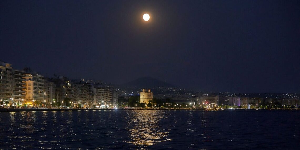 Μαγευτικές εικόνες από την αυγουστιάτικη πανσέληνο (PHOTOS)