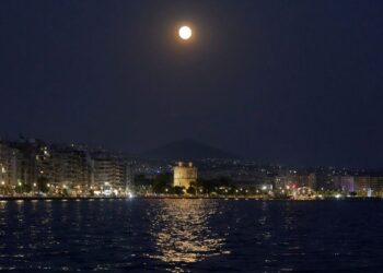 Μαγευτικές εικόνες από την αυγουστιάτικη πανσέληνο (PHOTOS)