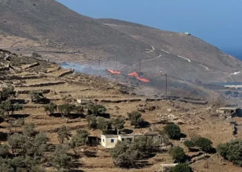 Πυρκαγιά στην Τήνο – Διακοπές ρεύματος στο νησί (photo+video)