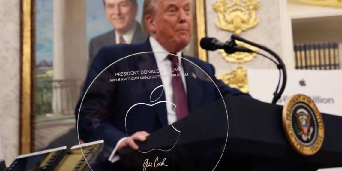 Δώρο 24 καρατίων της Apple στον Τραμπ (video)