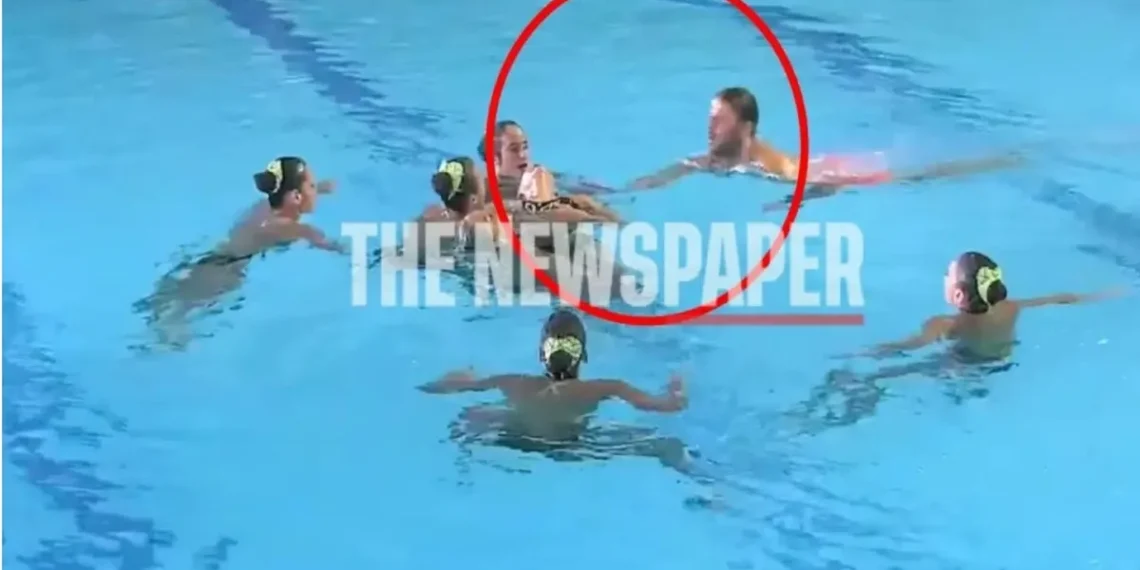 Η στιγμή που ναυαγοσώστης πέφτει στην πισίνα και σώζει αθλήτρια κολύμβησης (video)