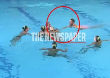 Η στιγμή που ναυαγοσώστης πέφτει στην πισίνα και σώζει αθλήτρια κολύμβησης (video)