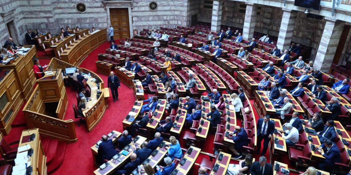 Στη Βουλή το νομοσχέδιο για το μεταναστευτικό: «Αναμόρφωση πλαισίου και διαδικασιών επιστροφών πολιτών τρίτων χωρών»