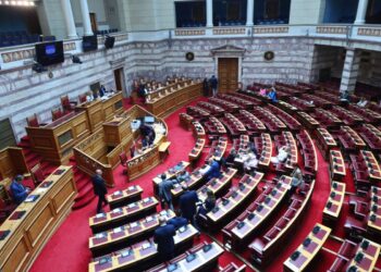 Στη Βουλή το νομοσχέδιο για το μεταναστευτικό: «Αναμόρφωση πλαισίου και διαδικασιών επιστροφών πολιτών τρίτων χωρών»