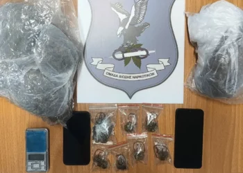 Χειροπέδες σε 2 νεαρούς που έκρυβαν σε σπίτι-καβάτζα σχεδόν 1 κιλό κάνναβη! (photo)