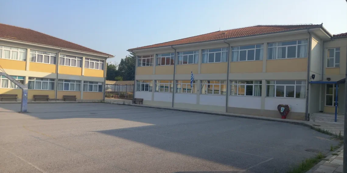 Αναστάτωση σε σχολεία της Κατερίνης που έμειναν χωρίς κυλικεία στην αρχή της χρονιάς – Κατάληψη από τους μαθητές