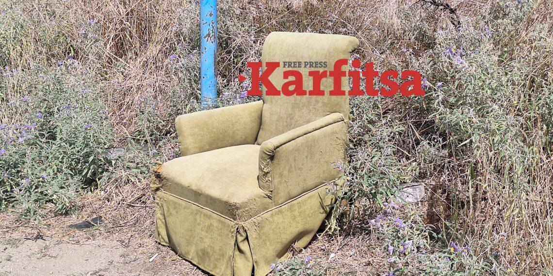 Θεσσαλονίκη: Έβαλαν πολυθρόνα σε στάση του ΟΑΣΘ (ΦΩΤΟ)