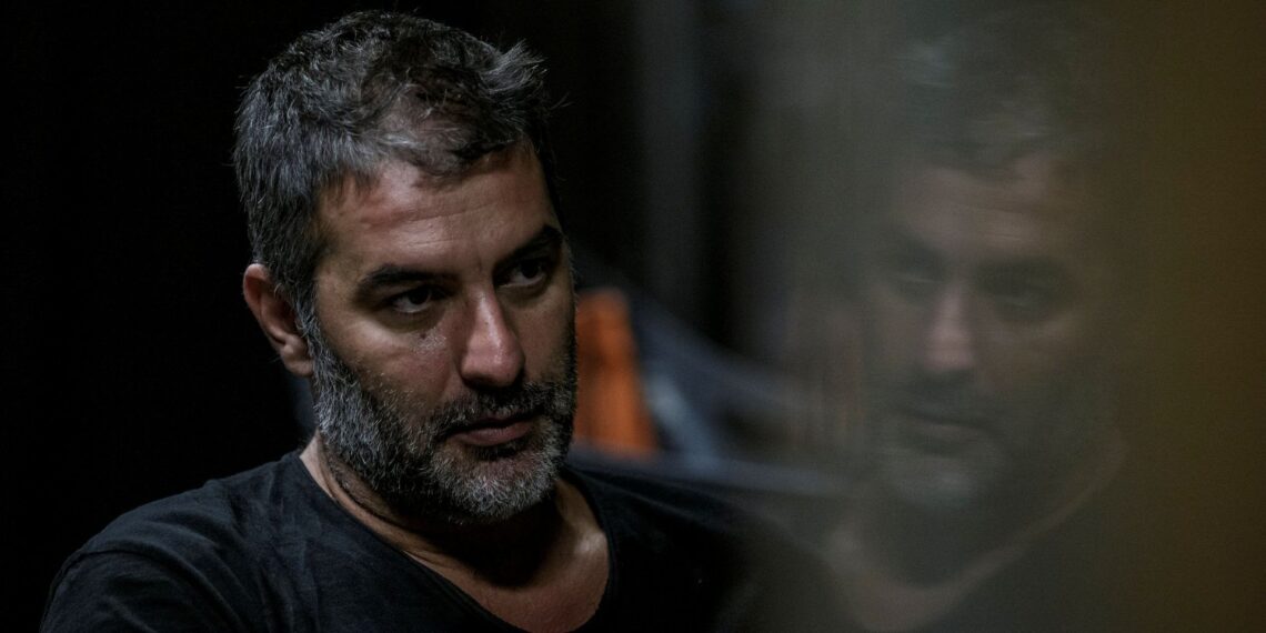 Στο τμήμα ο Βασίλης Μπισμπίκης: Τον αναζητούσαν οι Αρχές για φθορές σε αυτοκίνητα στη Φιλοθέη