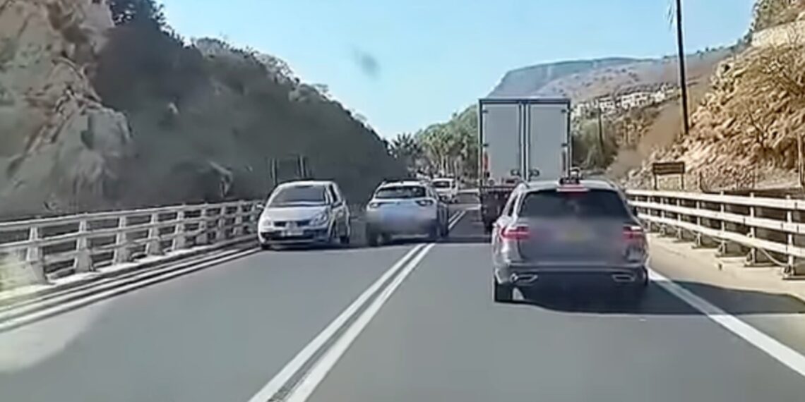 Παραλίγο τραγωδία στον ΒΟΑΚ: Μπήκε στο αντίθετο ρεύμα για να περάσει 3 οχήματα (video)