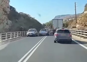 Παραλίγο τραγωδία στον ΒΟΑΚ: Μπήκε στο αντίθετο ρεύμα για να περάσει 3 οχήματα (video)