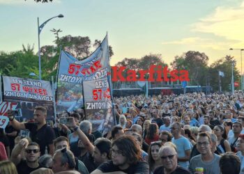 «Είστε δολοφόνοι» – Έντονες αποδοκιμασίες έξω από τη ΔΕΘ στη συγκέντρωση για τα Τέμπη (ΦΩΤΟ+Video)