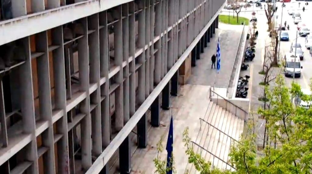 Παραπέμφθηκε σε δίκη o 35χρονος που γρονθοκόπησε σε ώρα πτήσης 41χρονο συνεπιβάτη του