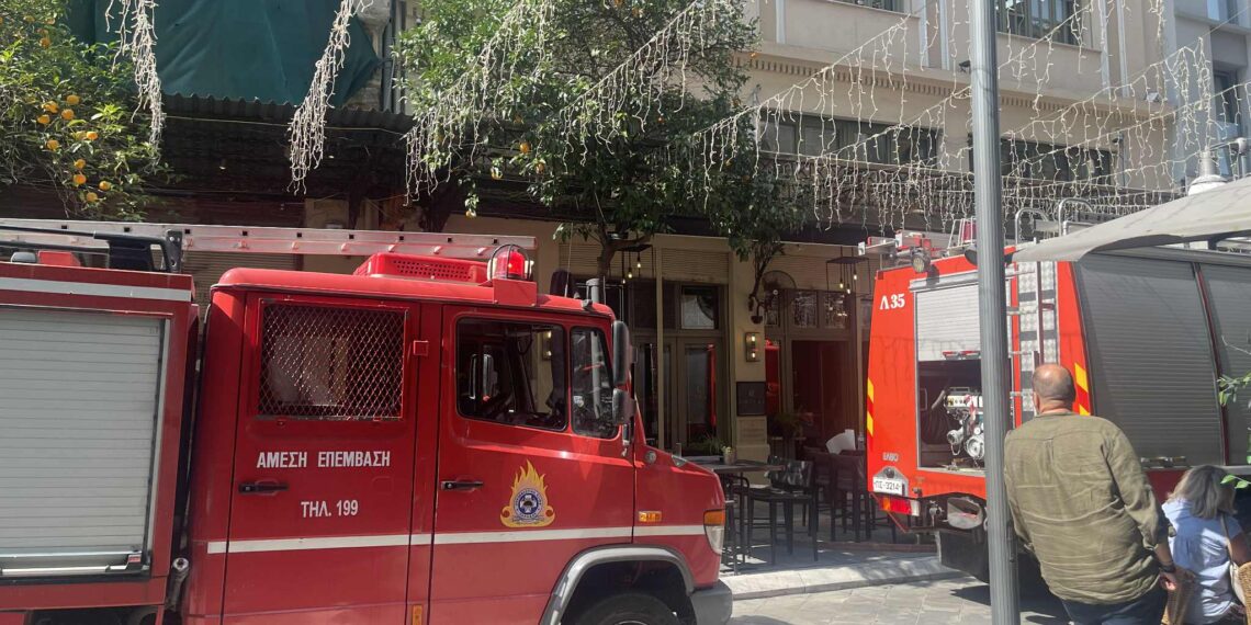 Φωτιά σε ταράτσα κτιρίου στο κέντρο της Θεσσαλονίκης (φωτό – βίντεο)