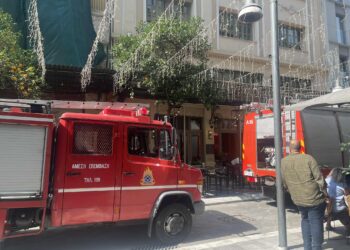 Φωτιά σε ταράτσα κτιρίου στο κέντρο της Θεσσαλονίκης (φωτό – βίντεο)