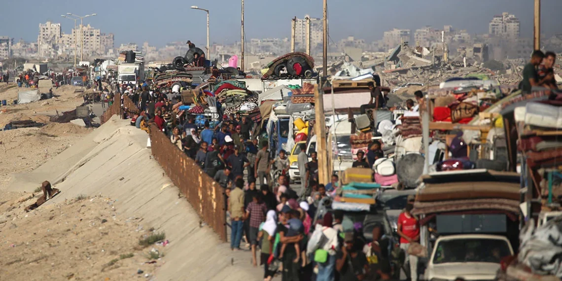 «Πείτε στον Νετανιάχου πως δεν θέλουμε να πεθάνουμε» – Μαζική έξοδος των Παλαιστινίων από την ισοπεδωμένη Γάζα