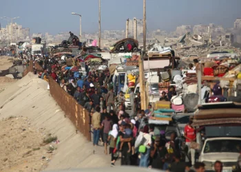 «Πείτε στον Νετανιάχου πως δεν θέλουμε να πεθάνουμε» – Μαζική έξοδος των Παλαιστινίων από την ισοπεδωμένη Γάζα