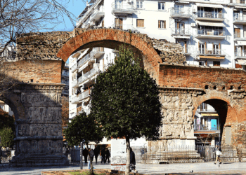 Οι μουντζούρες που έκαναν έξαλλο τον δήμαρχο Θεσσαλονίκης