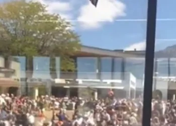 Τσάρλι Κερκ: Βίντεο δείχνει άνδρα να τρέχει σε κοντινή ταράτσα μετά τη δολοφονία του!