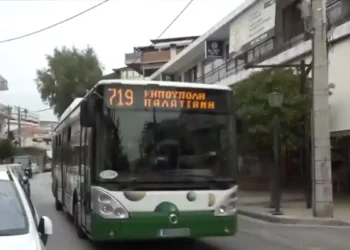 Άγριος ξυλοδαρμός μεταξύ ανηλίκου και οδηγού λεωφορείου στο Ίλιον (video)