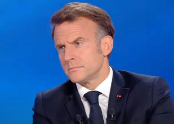 Πολιτικός σεισμός στη Γαλλία: Ο Εμανουέλ Μακρόν αναζητά τον πέμπτο πρωθυπουργό της θητείας του