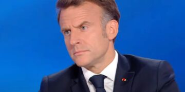 Πολιτικός σεισμός στη Γαλλία: Ο Εμανουέλ Μακρόν αναζητά τον πέμπτο πρωθυπουργό της θητείας του