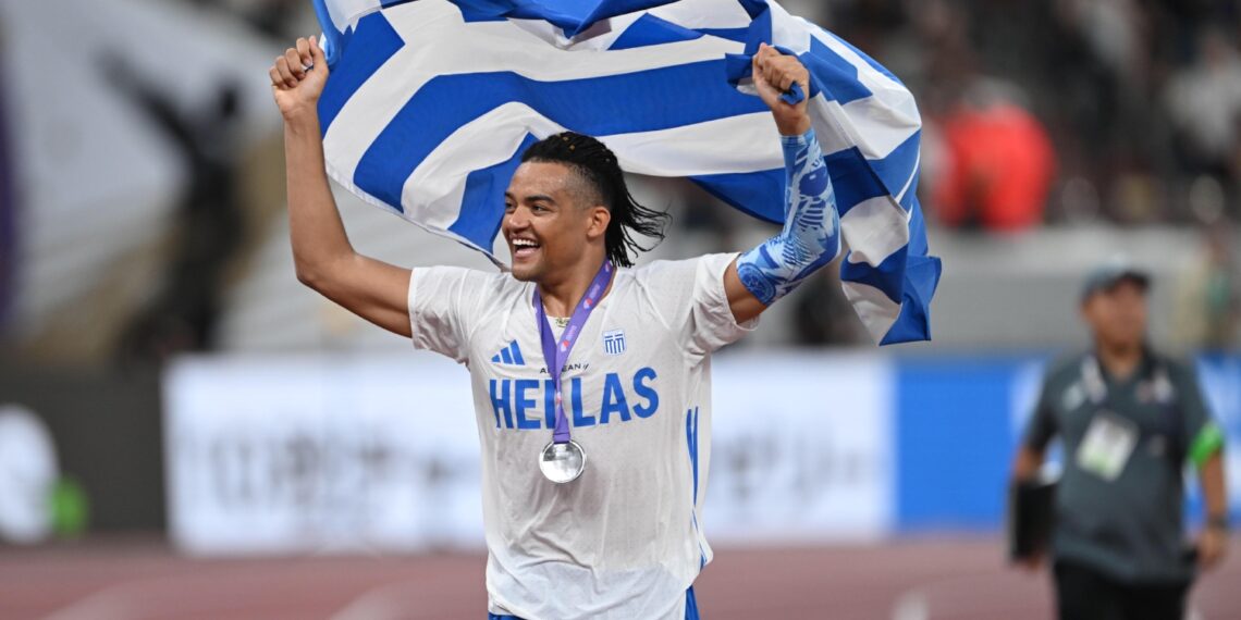 Ο γύρος θριάμβου του «ασημένιου» Καραλή – Τον αποθέωσαν στο στάδιο (photo)