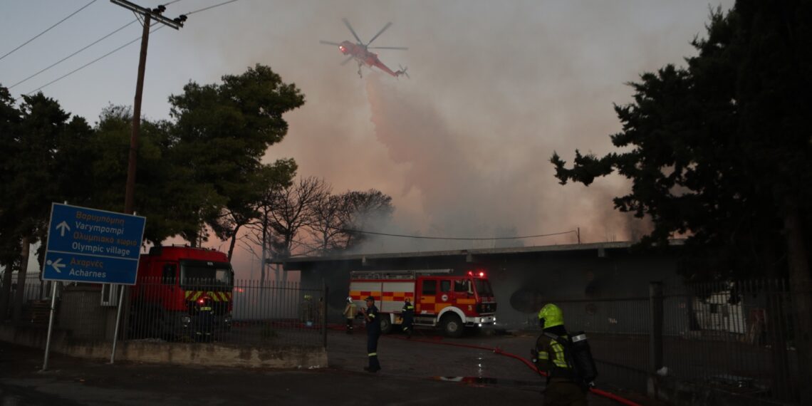 Μενίδι: Η φωτιά επεκτάθηκε σε διπλανή επιχείρηση  – Έχει σταλεί 112 για τους μαύρους καπνούς