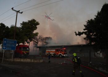 Μενίδι: Η φωτιά επεκτάθηκε σε διπλανή επιχείρηση  – Έχει σταλεί 112 για τους μαύρους καπνούς