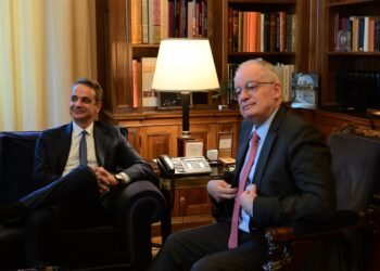 Μητσοτάκης: Μειώνουμε φόρους, αυξάνουμε μισθούς – Επιστρέφουμε το πλεόνασμα στην κοινωνία