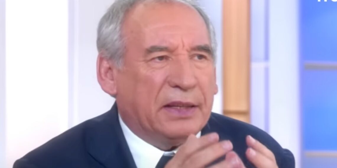 Πολιτικός σεισμός στη Γαλλία: Ο Εμανουέλ Μακρόν αναζητά τον πέμπτο πρωθυπουργό της θητείας του