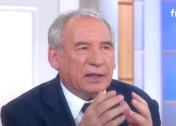 Πολιτικός σεισμός στη Γαλλία: Ο Εμανουέλ Μακρόν αναζητά τον πέμπτο πρωθυπουργό της θητείας του