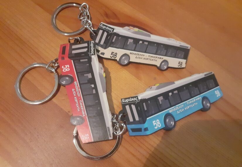 Ο οδηγός στη Θεσσαλονίκη που χαρίζει ξύλινα μπρελόκ σε σχήμα λεωφορείου