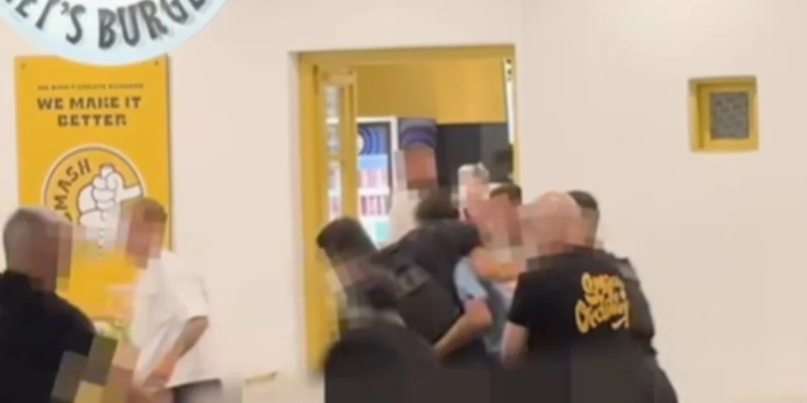 Συμπλοκή αστυνομικών με μεθυσμένους Ιταλούς στη Μύκονο (video)