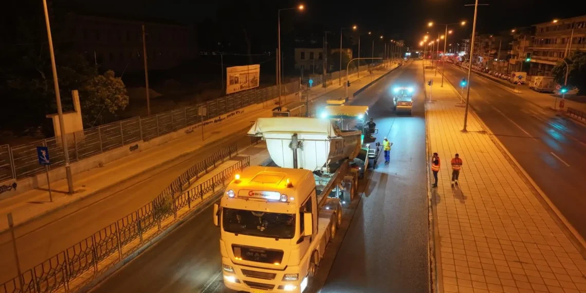 Συνεχίζονται οι νυχτερινές εργασίες διαγράμμισης στη λεωφόρο Μίκη Θεοδωράκη