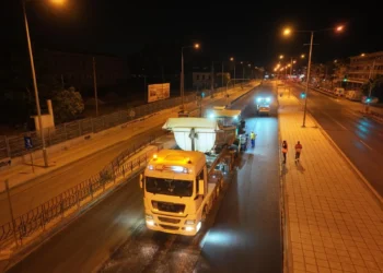 Συνεχίζονται οι νυχτερινές εργασίες διαγράμμισης στη λεωφόρο Μίκη Θεοδωράκη