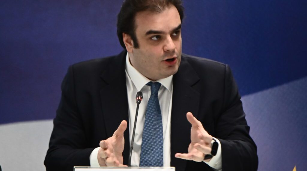 Ποιοι και πόσα κερδίζουν από τη μεγαλύτερη μείωση φόρων – Αναλυτικά παραδείγματα