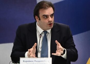 Ποιοι και πόσα κερδίζουν από τη μεγαλύτερη μείωση φόρων – Αναλυτικά παραδείγματα